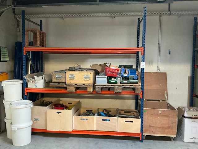 Magazijnstelling met inhoud - afbeelding 1 van  6