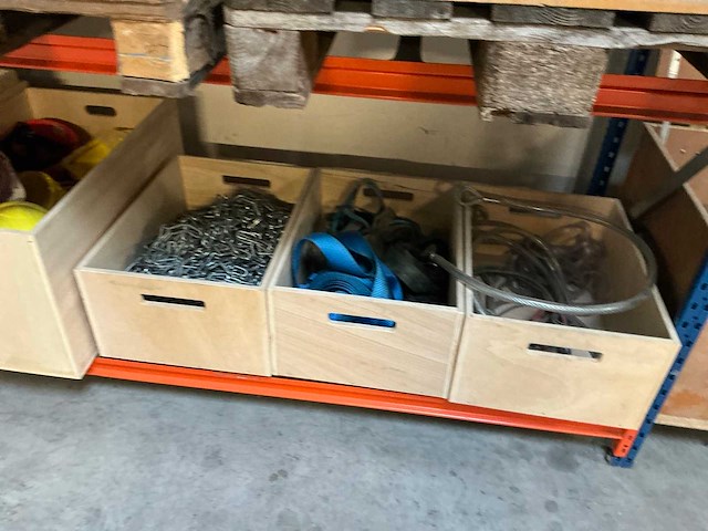 Magazijnstelling met inhoud - afbeelding 3 van  6