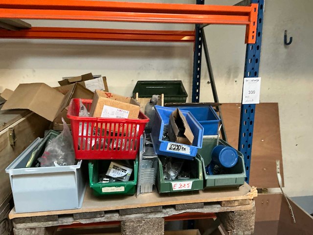 Magazijnstelling met inhoud - afbeelding 6 van  6