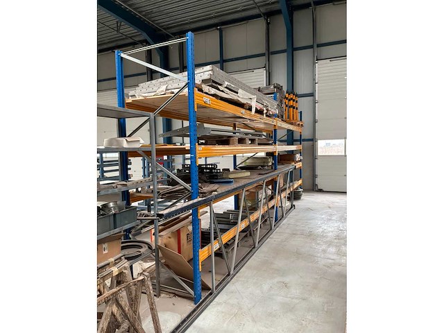 Magazijnstelling met inhoud - afbeelding 1 van  10