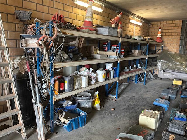 Magazijnstelling met inhoud - afbeelding 1 van  9