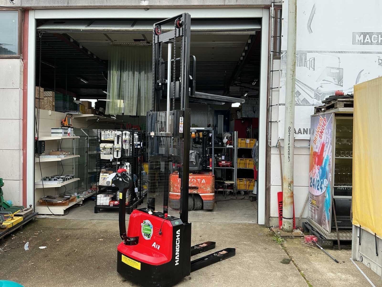 Magazijnuitrusting en oliën