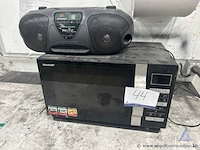 Magnetron van het merk sharp. inclusief een radio-cassette-cd speler van het merk philips, model az 8052, met bass reflex en 3 band equalizer.