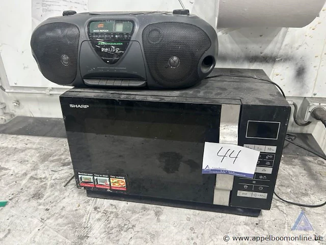 Magnetron van het merk sharp. inclusief een radio-cassette-cd speler van het merk philips, model az 8052, met bass reflex en 3 band equalizer. - afbeelding 1 van  1