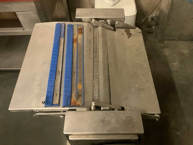 Maja industriële schilmachines / professionele vleespelzer maja – roestvrijstalen constructie – op wielen - afbeelding 3 van  5
