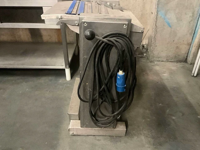 Maja industriële schilmachines / professionele vleespelzer maja – roestvrijstalen constructie – op wielen - afbeelding 4 van  5