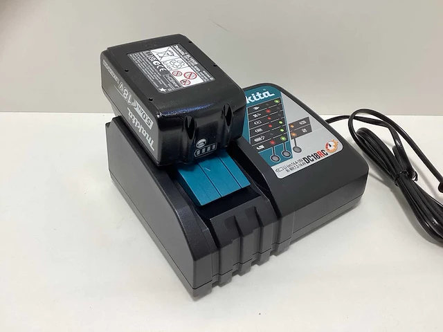 Makita 5ah accu + makita snellader dc18rc - afbeelding 6 van  6