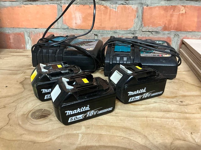 Makita 5ah batterij (3x), acculader (2x) en stealthmounts (6x) - afbeelding 1 van  4