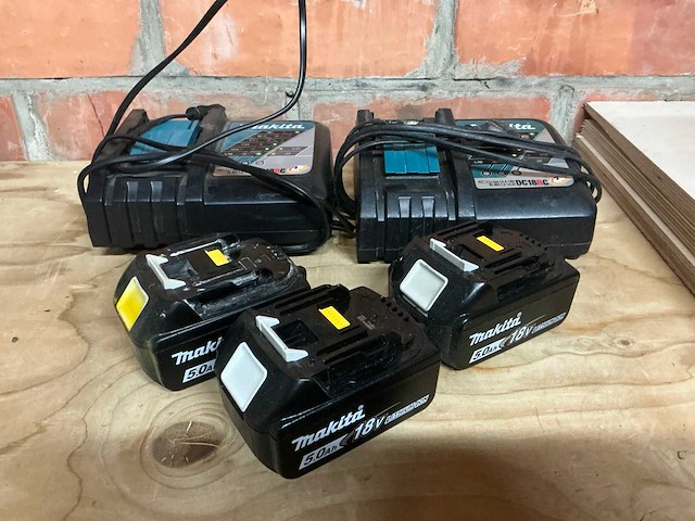 Makita 5ah batterij (3x), acculader (2x) en stealthmounts (6x) - afbeelding 2 van  4