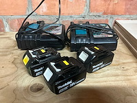 Makita 5ah batterij (3x), acculader (2x) en stealthmounts (6x) - afbeelding 2 van  4