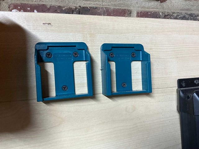 Makita 5ah batterij (3x), acculader (2x) en stealthmounts (6x) - afbeelding 4 van  4