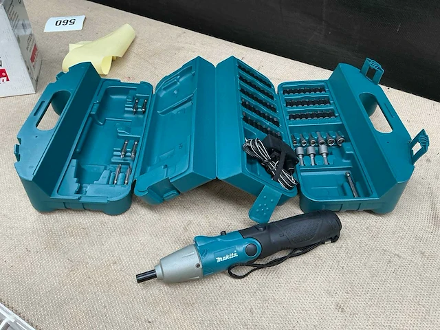 Makita 6722d schroefboormachine met bits set - afbeelding 1 van  8