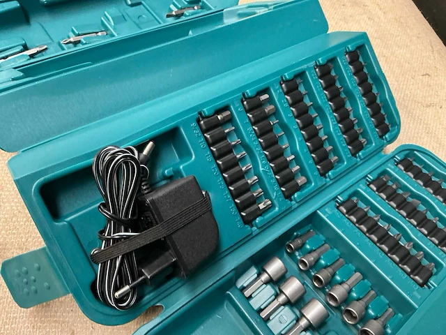 Makita 6722d schroefboormachine met bits set - afbeelding 7 van  8
