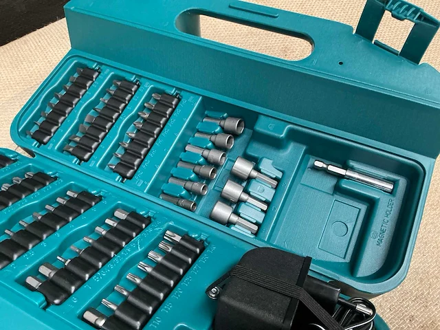 Makita 6722d schroefboormachine met bits set - afbeelding 8 van  8