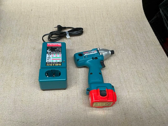 Makita 6908 d accu slagschroevendraaier - afbeelding 1 van  4