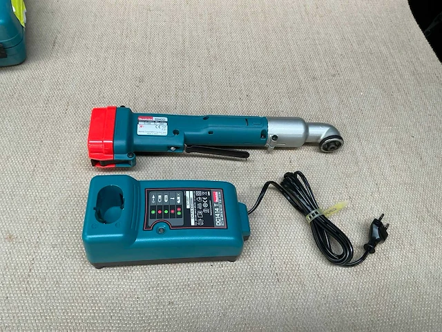 Makita 6940d haakse accu schroefmachine - afbeelding 1 van  4