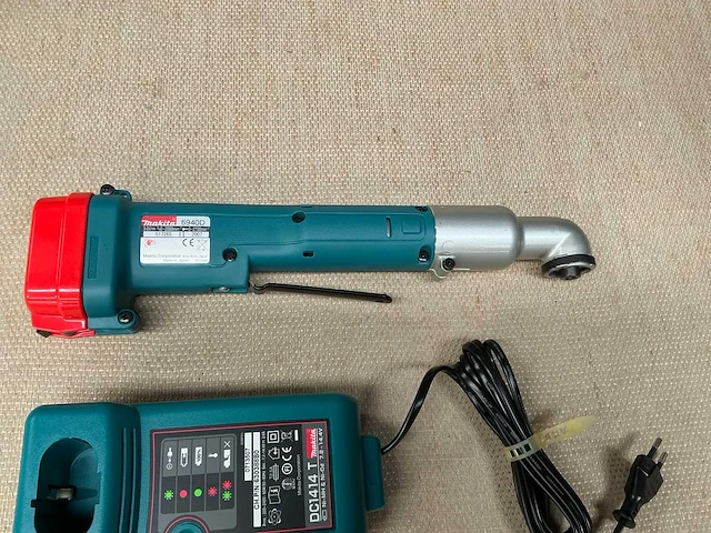 Makita 6940d haakse accu schroefmachine - afbeelding 2 van  4