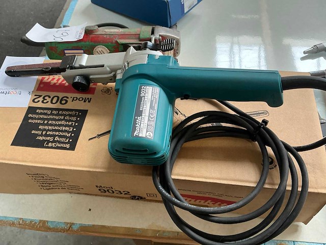 Makita 9032 bandschuurmachine - afbeelding 2 van  8