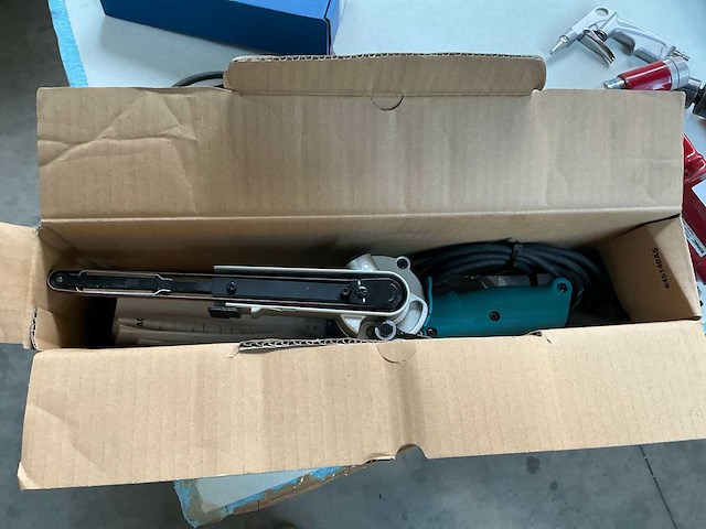 Makita 9032 bandschuurmachine - afbeelding 5 van  8