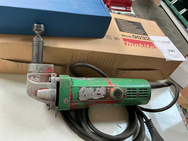 Makita 9032 bandschuurmachine - afbeelding 8 van  8