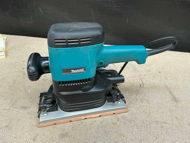 Makita 9046 schuurmachine - afbeelding 1 van  6
