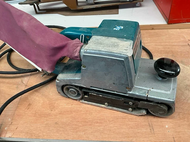 Makita 9402 bandschuurmachine - afbeelding 2 van  4