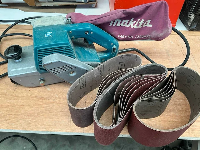Makita 9402 bandschuurmachine - afbeelding 1 van  4