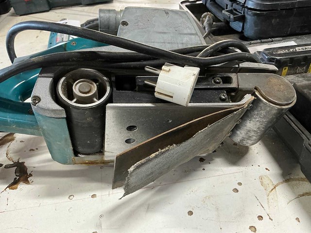 Makita 9402 schuurmachine - afbeelding 1 van  1