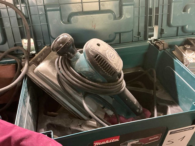 Makita 9404 bandschuurmachine - afbeelding 1 van  4