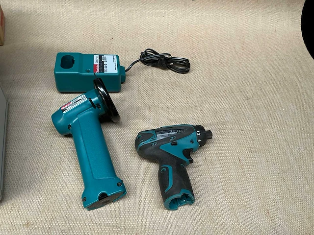 Makita 9500d accu haakse slijper - afbeelding 1 van  4
