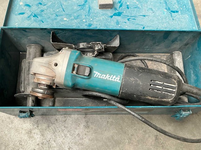 Makita 9558h haakse slijpmachine - afbeelding 1 van  4
