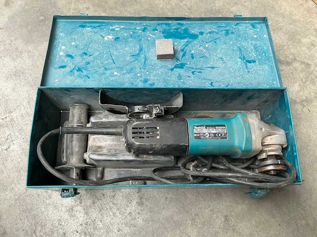 Makita 9558h haakse slijpmachine - afbeelding 2 van  4