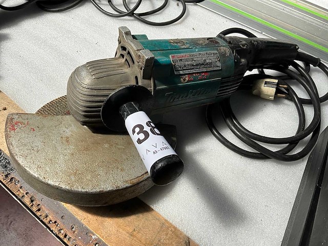 Makita 9609gbs haakse slijpmachine - afbeelding 2 van  3