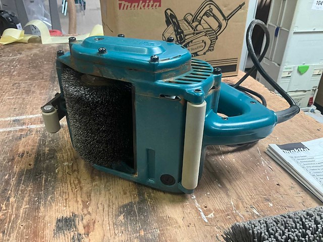 Makita 9741 borstelmachine - afbeelding 7 van  8