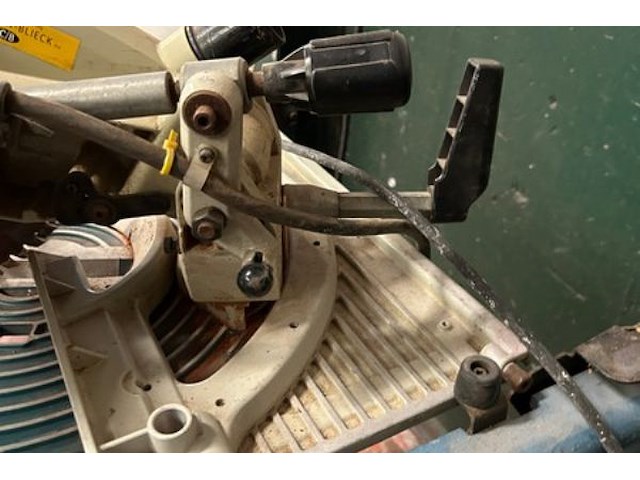 Makita afkortzaag op tafel - afbeelding 7 van  8