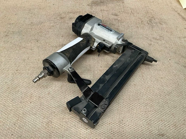Makita at638 pneumatische tacker - afbeelding 2 van  3