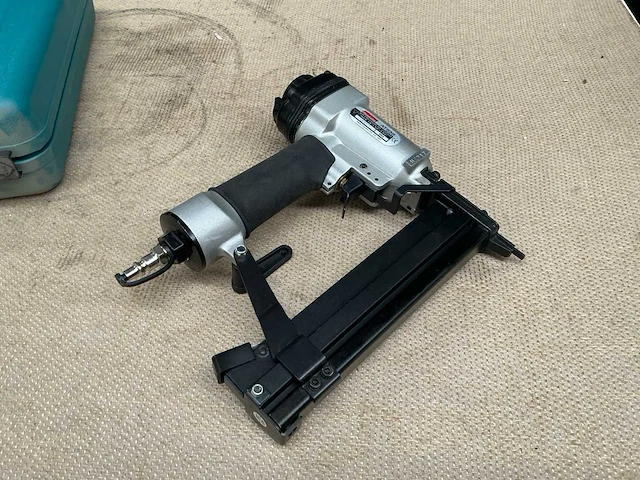 Makita at638 pneumatische tacker - afbeelding 4 van  7