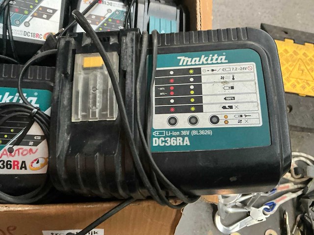 Makita batterijlader (16x) - afbeelding 2 van  5