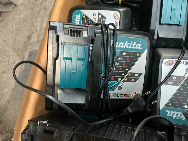 Makita batterijlader (16x) - afbeelding 5 van  5