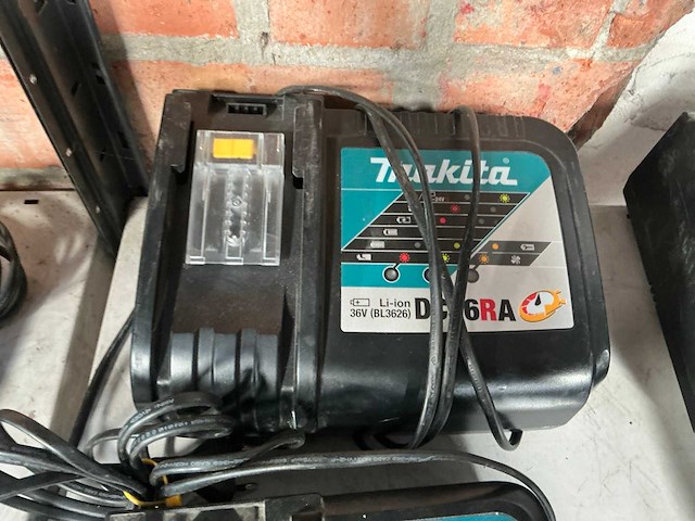Makita batterijlader (3x) - afbeelding 4 van  4