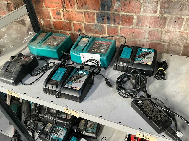 Makita / bosch batterijlader (5x) - afbeelding 1 van  7