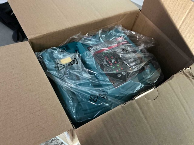 Makita dc24sc batterij lader (2x) - afbeelding 1 van  3