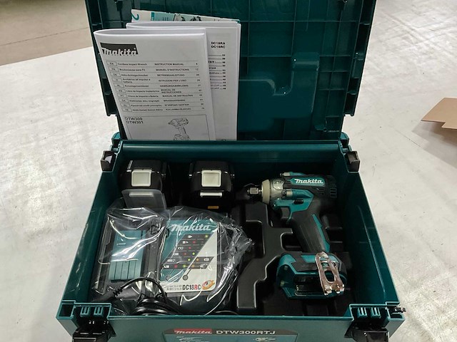 Makita dtw300rtj accu slagmoersleutel met lader en 2 accu’s - afbeelding 1 van  8