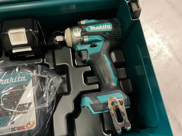 Makita dtw300rtj accu slagmoersleutel met lader en 2 accu’s - afbeelding 3 van  8