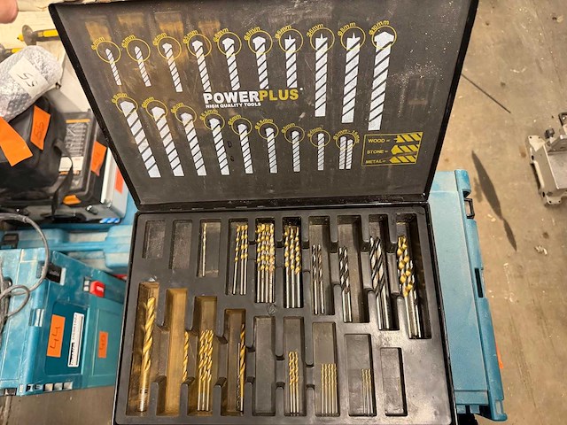 Makita elektrische boormachine met borenset - afbeelding 1 van  4