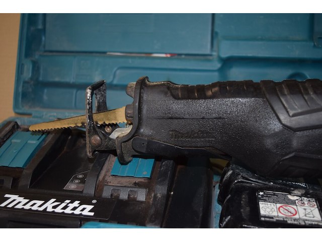 Makita schrobzaag met dubbele batterij - afbeelding 6 van  9