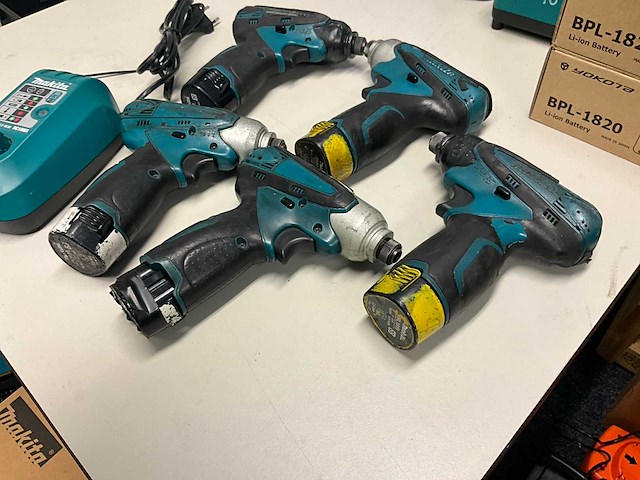 Makita td090d accu slagschroevendraaier (5x) met opladers - afbeelding 6 van  10