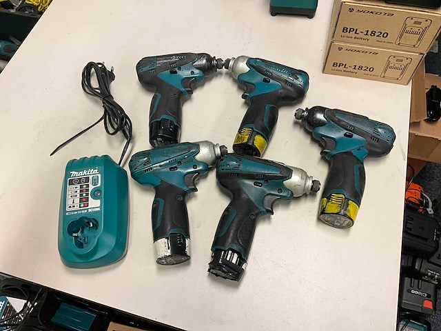 Makita td090d accu slagschroevendraaier (5x) met opladers - afbeelding 1 van  9
