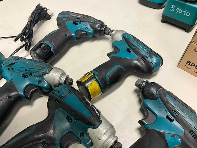 Makita td090d accu slagschroevendraaier (5x) met opladers - afbeelding 5 van  9