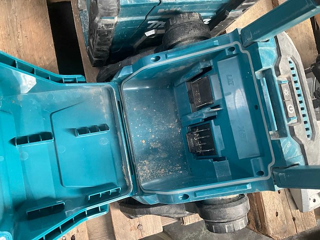 Makita werfradio dab + accu werklamp - afbeelding 5 van  5